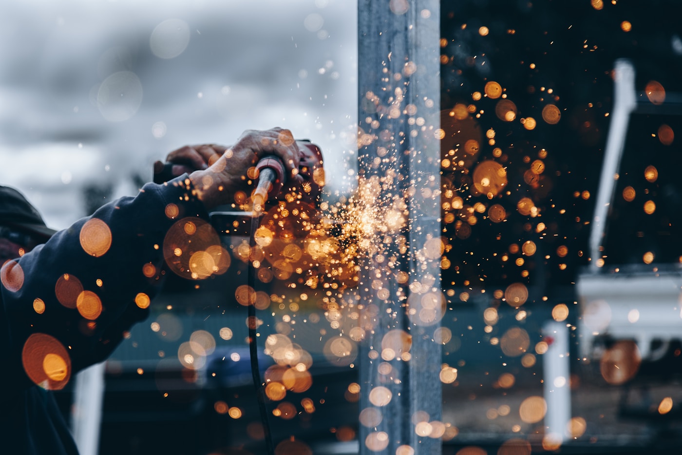 Artisan en tenue de protection sur un chantier — structure, équipements et ambiance de travail en arrière-plan