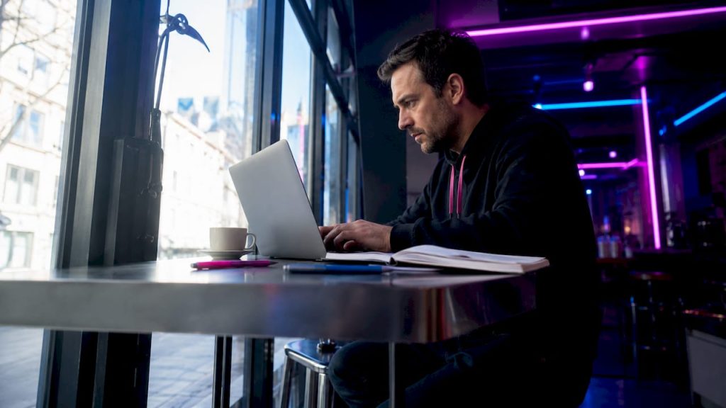 Un entrepreneur est en train de créer la fiche de son entreprise sur Google depuis son ordinateur.