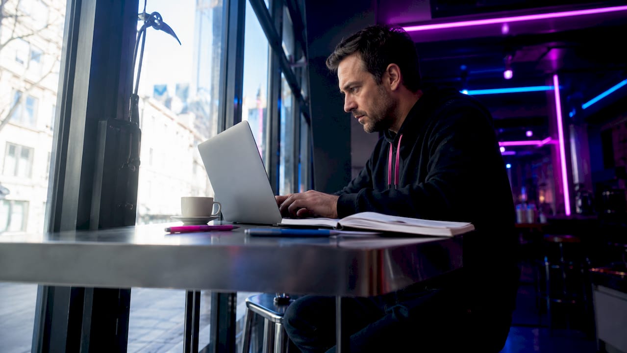 Un entrepreneur est en train de créer la fiche de son entreprise sur Google depuis son ordinateur.
