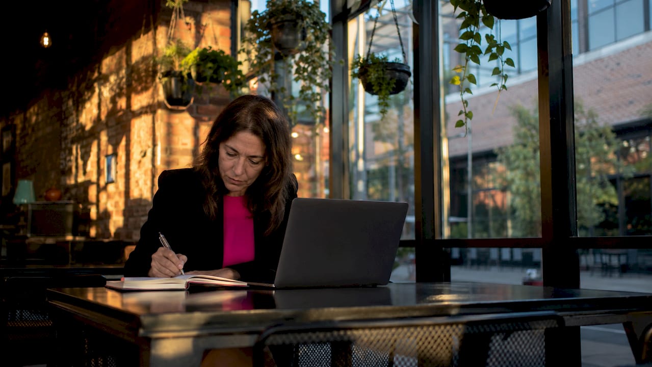 Une collaboratrice appliquée travaille dans un bureau dédié à la gestion de contenus multilingues.