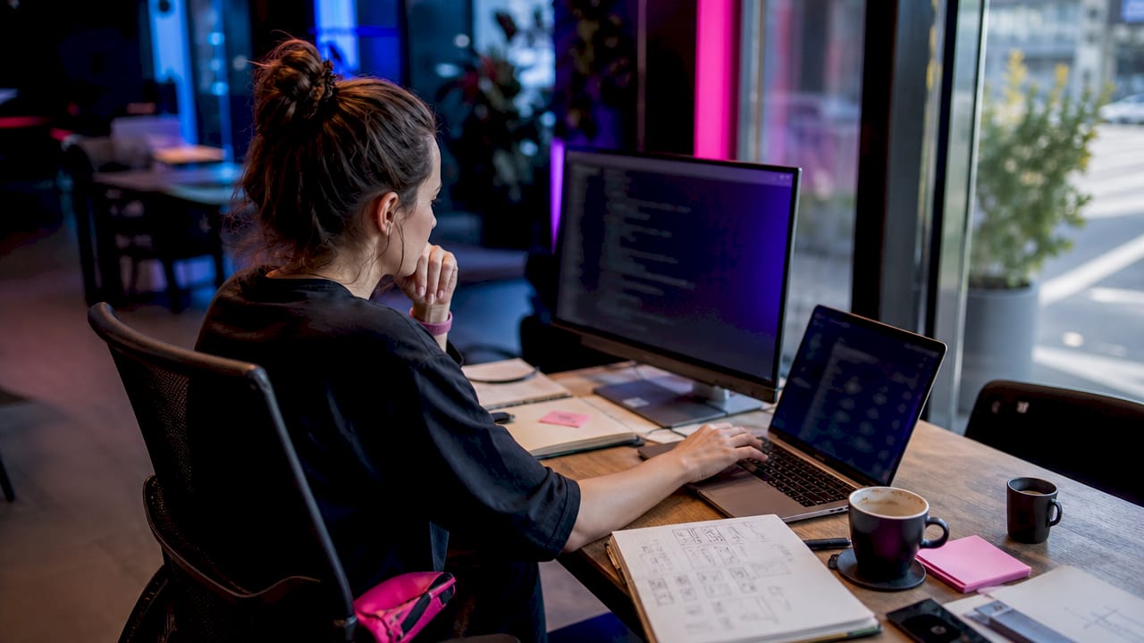 Développeuse web en pleine vérification de la balise canonique