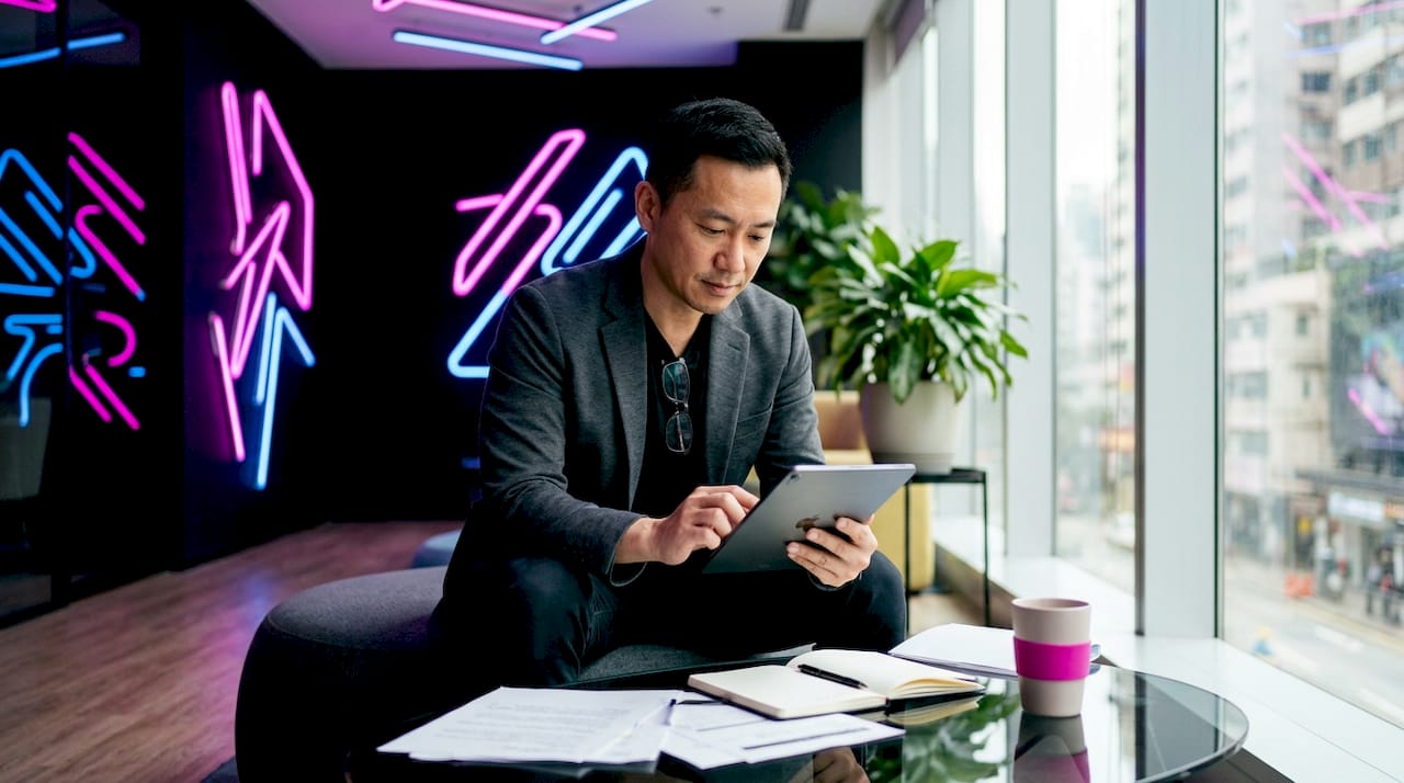 Un expert du marketing digital en train d’évaluer la rentabilité des campagnes sur sa tablette.