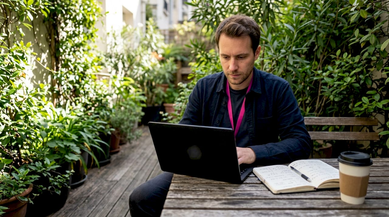 Un chef d’entreprise qui met à jour la fiche de son établissement sur les annuaires en ligne pour améliorer sa visibilité locale.