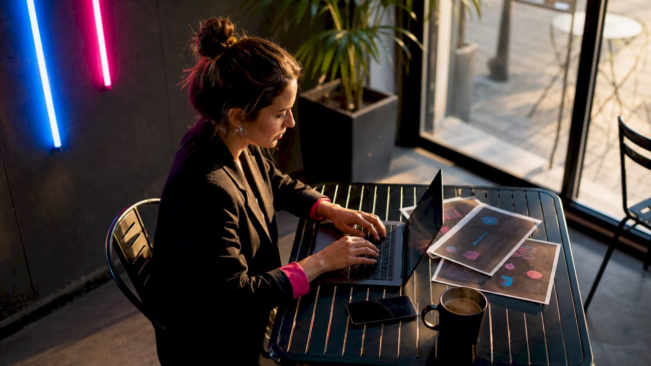 1783658768799entrepreneurworkingonwoocommercesetuplaptop | Webstart Un entrepreneur en pleine configuration de sa boutique WooCommerce sur son ordinateur portable.