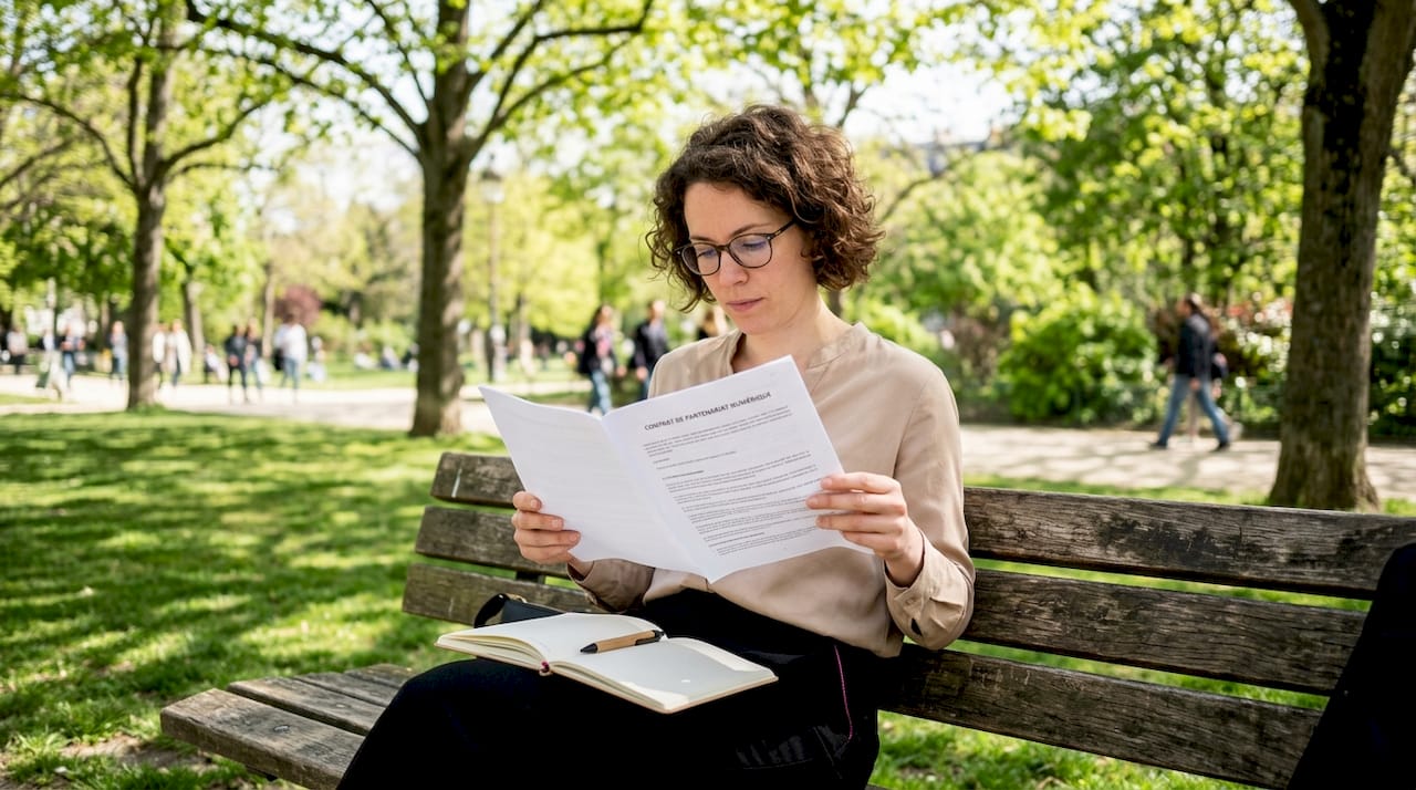 1783747482645businesswomanreviewingpartnershipcontract | Webstart Une femme d'affaires examine attentivement un contrat de partenariat pour s'assurer que toutes les conditions sont bien en accord avec ses attentes.