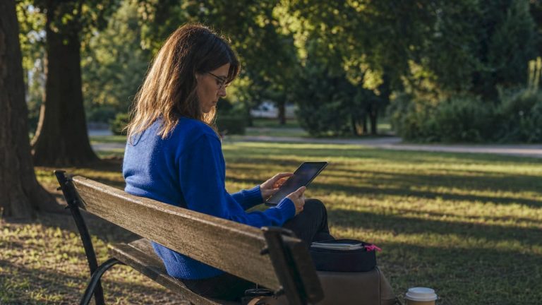 1783958944679femmelisantavisclientssurtablette | Webstart Une femme consulte les avis des clients sur sa tablette