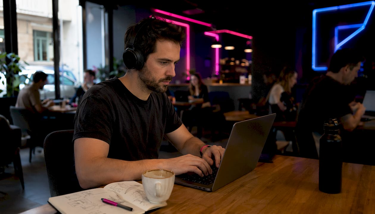 1784177340773softwareengineerworkingonlaptopinhomeoffice | Webstart Ingénieur logiciel en plein travail devant son ordinateur portable, installé dans son bureau à la maison.