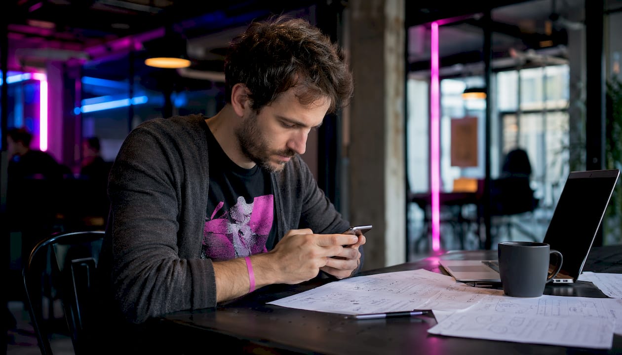 1784368488071developpeurfreelancetravaillantaubureauaparis | Webstart Développeur indépendant basé à Paris, je travaille depuis mon bureau en plein cœur de la capitale.