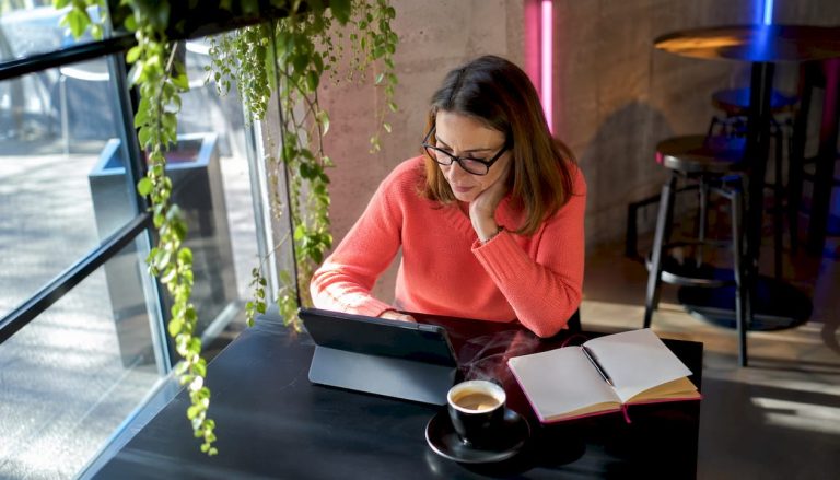Une consultante en marketing analyse les stratégies de remarketing sur sa tablette.