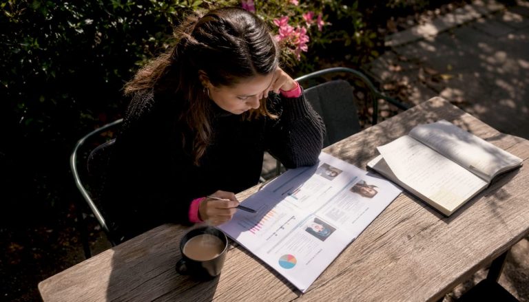 Une femme analyse différents profils types pour élaborer une stratégie marketing.