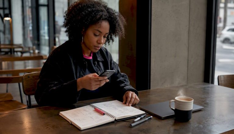 Un designer UX en train de tester l’ergonomie d’une application mobile