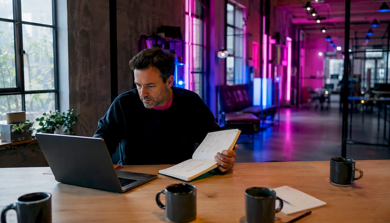1785556482336entrepreneurtravaillantsurplateformemvp | Webstart Créateur d'entreprise en phase de développement d'une plateforme MVP